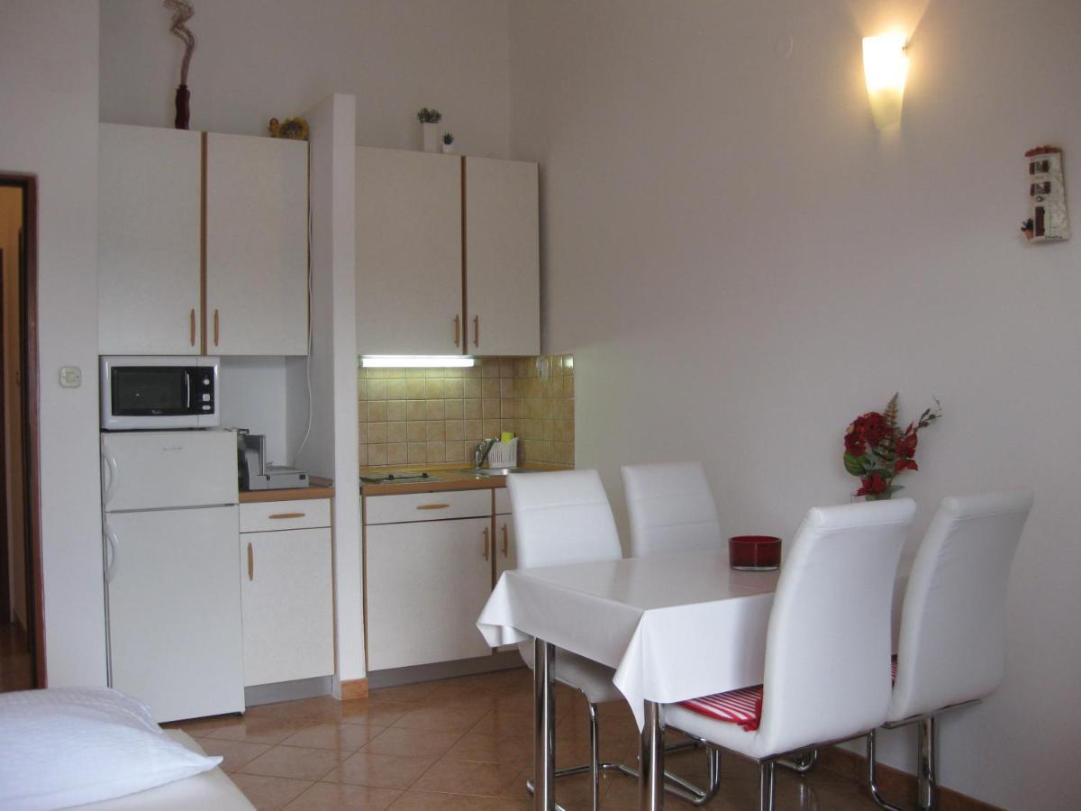 Apartments Nera Тисно Экстерьер фото